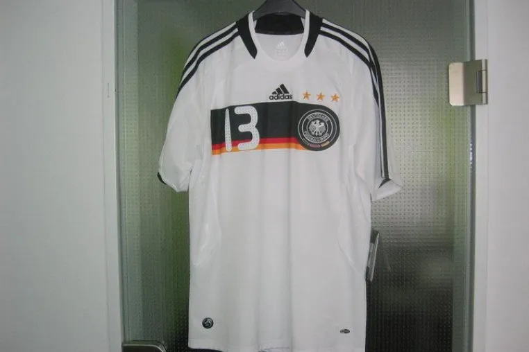 Charity Auktion - handsigniertes Trikot von Michael Ballack wird für guten Zweck versteigert Bild: Charity Auktion - handsigniertes Trikot von Michael Ballack wird für guten Zweck versteigert