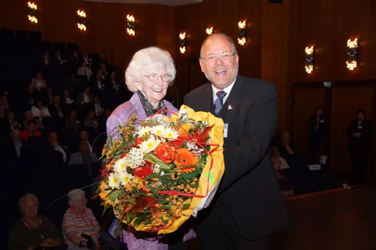 Bild: Die 92-jährige Wormserin Gerda Hörnes gewinnt Preis für die besten Nachbarschaftsgeschichten