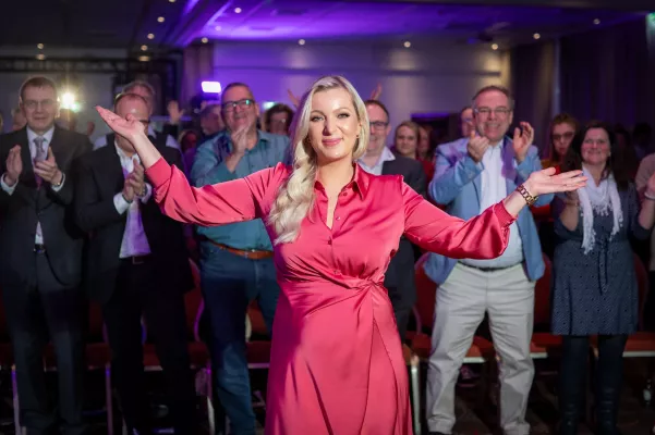 Bild: Aus der Wüste auf die große Bühne: Juliana Raidt gewinnt den 4. Internationalen Speaker Slam Award!