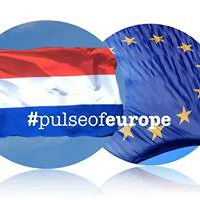 Bild: PulseofEurope: Liebesgrüße nach Holland per Poetry, Song, Twitter - Demonstration in Koblenz