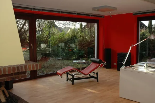 Dr. Falk Köhler kauft neues Firmengebäude: Außergewöhnliches PR-Agentur-Ambiente in puristischem Bauhaus-Bungalow Bild: Dr. Falk Köhler kauft neues Firmengebäude: Außergewöhnliches PR-Agentur-Ambiente in puristischem Bauhaus-Bungalow