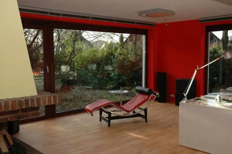 Bild: Dr. Falk Köhler kauft neues Firmengebäude: Außergewöhnliches PR-Agentur-Ambiente in puristischem Bauhaus-Bungalow