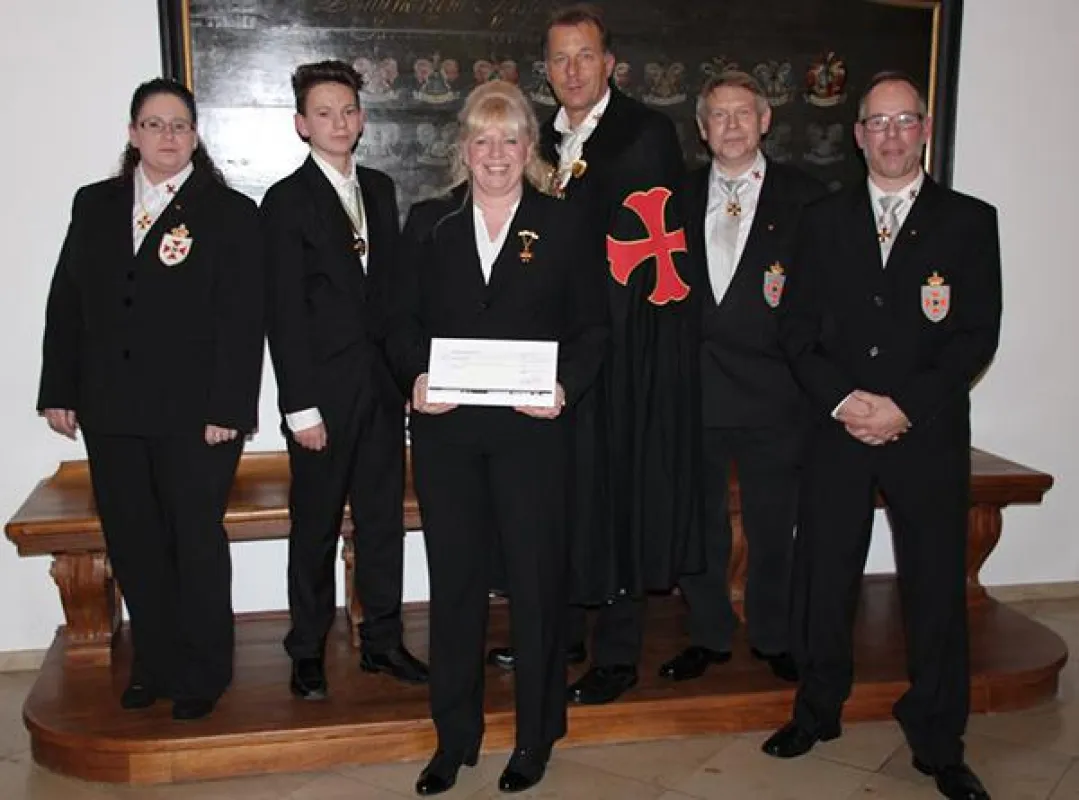 Ester Peter ist nun Ehrenritterin des ?Ordre Equestre du Saint-Sauveur de Mont-Réal? kurz OESSM.