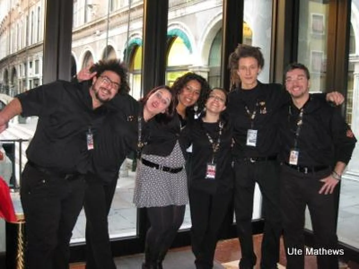 Ansteckende Fröhlichkeit beim Personal des neuen Hard-Rock-Cafès