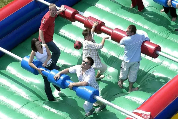 Bild: Attraktionen für die Fußball Bundesliga; Stadionfeste bei Arminia Bielefeld, Werder Bremen, 1. FCK und andere
