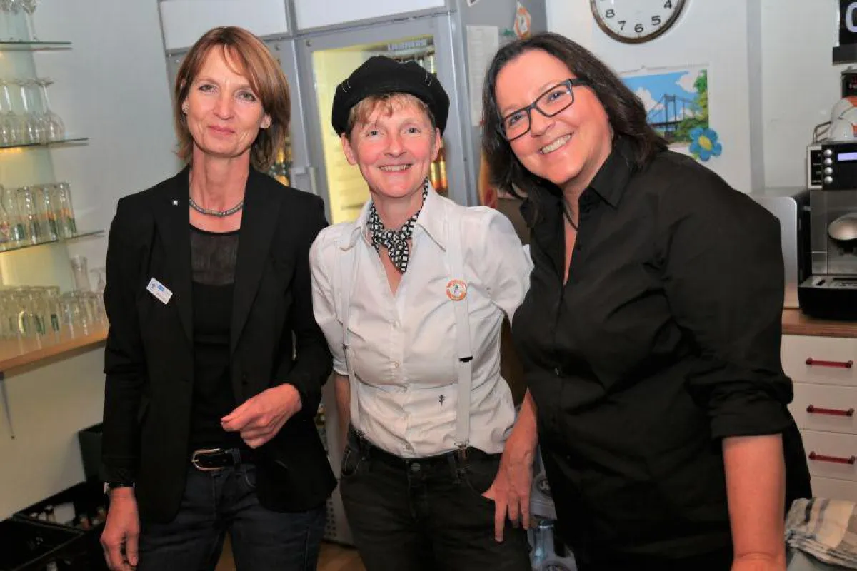 Birgit August, Melanie Struve und Antje Siegert an der Bar
