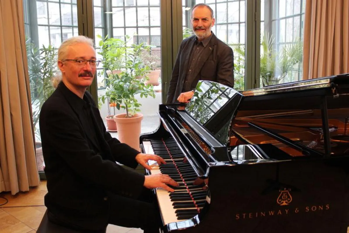 Pianist Stephan König mit Notenspur-Chef Werner Schneider in Salon-Atmosphäre, Foto: E.Leinhoß