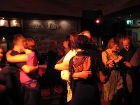 Bild: Tango-Bar im Deutschen Auswandererhaus - Open Air am Neuen Hafen