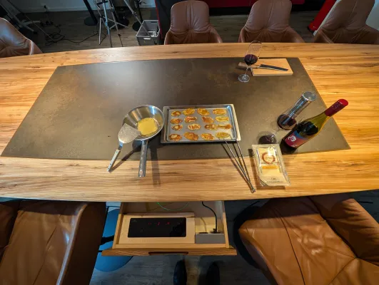 Bild: Wie der höhenverstellbare Konferenztisch New Work und Genuss verbindet