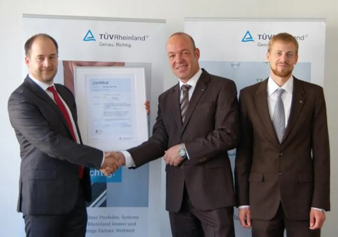 Zertifikatsübergabe durch den TÜV Rheinland an Stefan von Lieven (CEO, artegic AG)