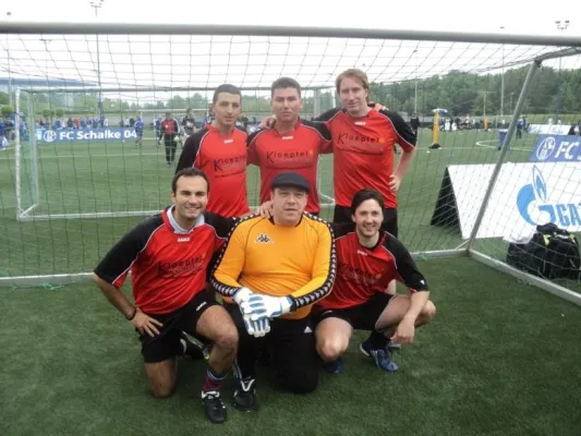 Bild: Kloepfel Consulting kickt um den Cup der Schalker Sponsoren