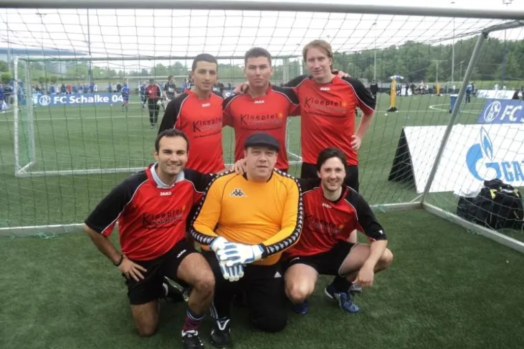 Kloepfel Consulting kickt um den Cup der Schalker Sponsoren Bild: Kloepfel Consulting kickt um den Cup der Schalker Sponsoren