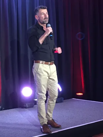 Cancer Coach hält Brandrede zur Krebsprävention Bild: Cancer Coach hält Brandrede zur Krebsprävention