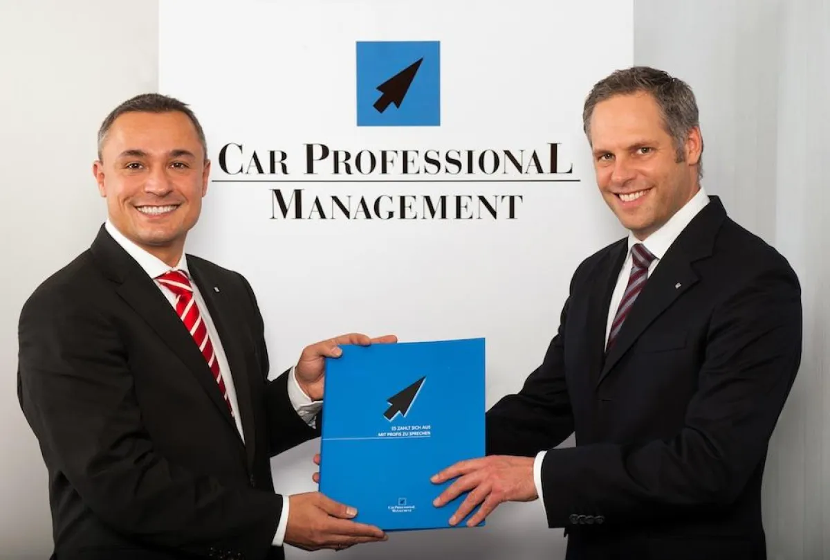 Raiko Chabrowski (rechts) gratuliert Thomas Araman (links) zu seiner neuen Position.