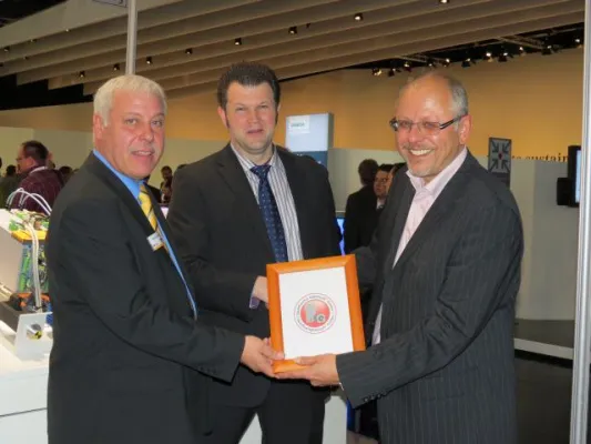 Bild: Parker erhält die Auszeichnung „Qualifizierter SERVOsoft® Partner“