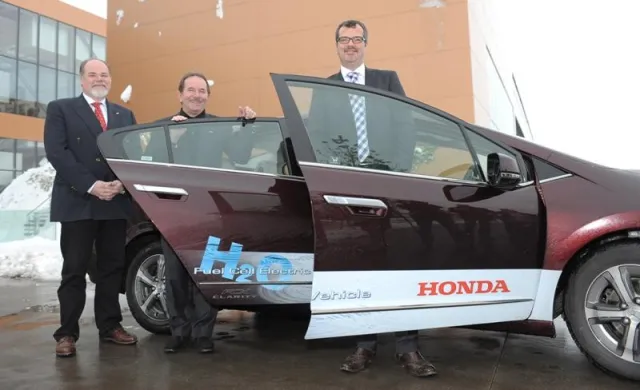 Bild: Honda präsentiert weltweit erstes Serien-Brennstoffzellen-Auto am Fronius Standort Sattledt