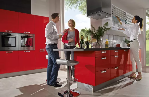 Bild: Dampfgarer und Induktionskochfeld in modernen Einbauküchen