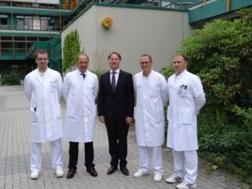 Bildunterschrift: Neuer Chefarzt der Wirbelsäulenchirurgie PD. Dr. med. habil. Uwe Vieweg (zweiter v
