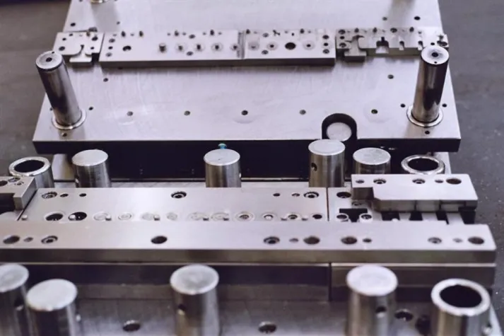 Bild: HERAUSFORDERUNGEN IM STANZWERKZEUGBAU