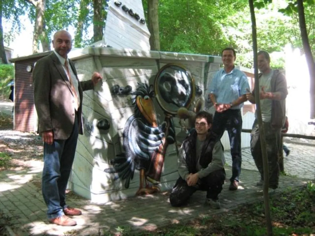 Friedhelm Wolff, Benjamin Braune, Ulf Steiner und Mario Schuster (v.l.n.r.) vor dem neu gestalteten Kabelverteilerschrank am Königsstuhl