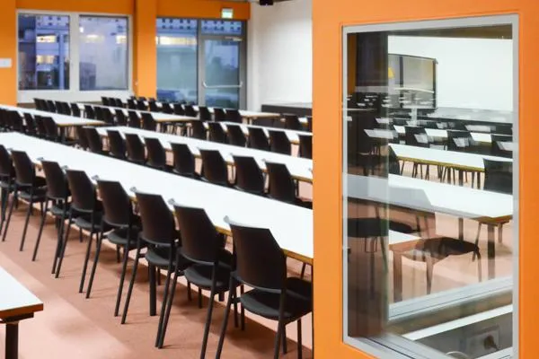 Bild: Schallschutz in Schulen mit Fertigfenster für den Trockenbau
