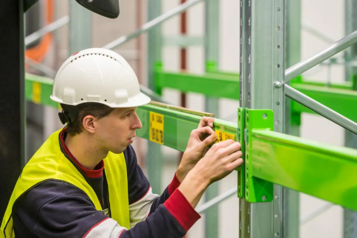 ONK bietet europaweit den Montageservice für seine Etiketten, Schilder und Bodenmarkierungen.