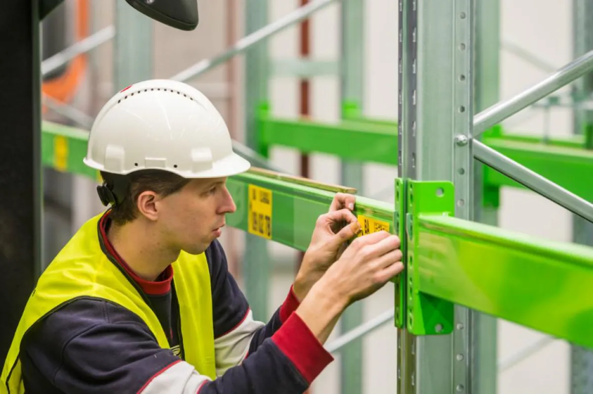 ONK bietet europaweit den Montageservice für seine Etiketten, Schilder und Bodenmarkierungen.