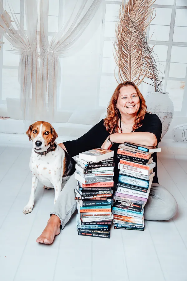 Autorin Irene Dorfner mit ihrer Mitarbeiterin Luzie (© Irene Dorfner)