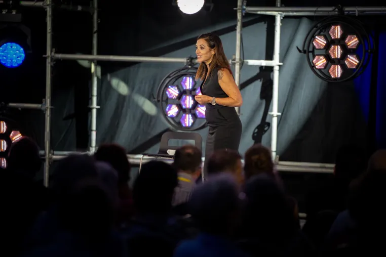 Schweizerin gewinnt Excellence-Award beim Internationalem Speaker Slam in Deutschland Bild: Schweizerin gewinnt Excellence-Award beim Internationalem Speaker Slam in Deutschland