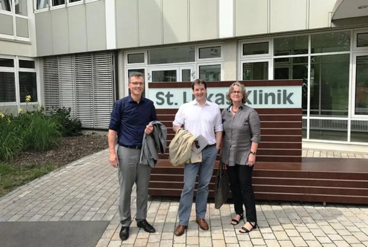 Felix Oldenburg (Mitte), seine Stellvertreterin Birgit Radow und Dr. Markus Nachbaur.