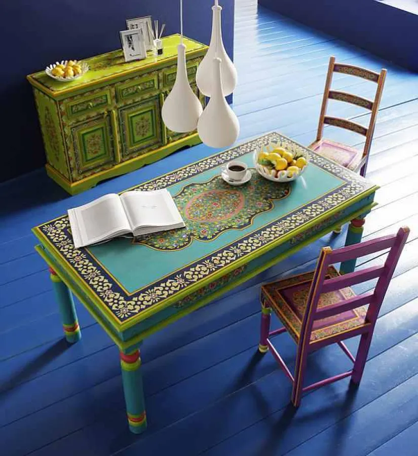 Mediterrane Wohnträume versprechen farbige Massivholzmöbel im Ibiza-Stil