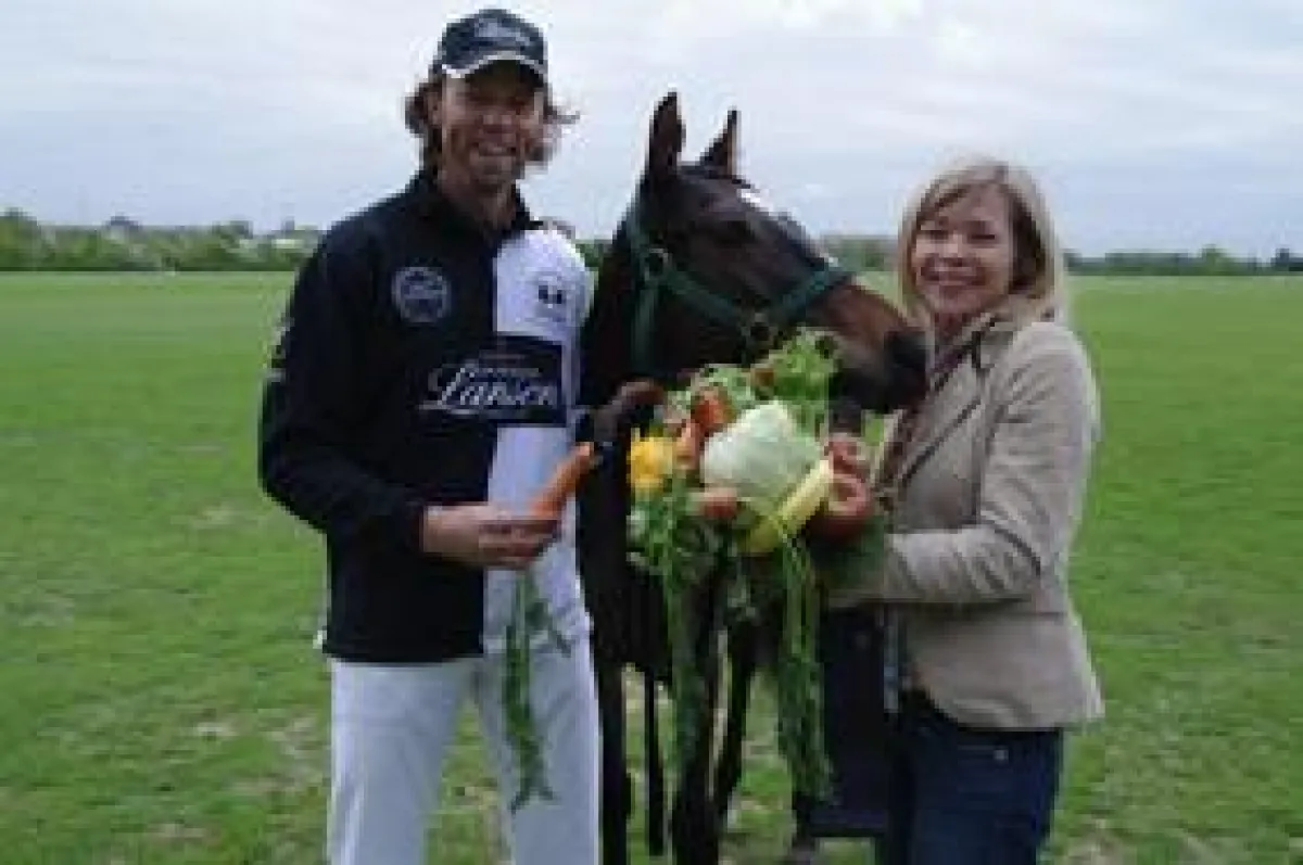 Dr. Tina Ingwersen-Matthiesen und Thomas Winter gratulieren Polo-Pony Lanson