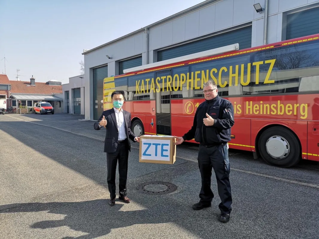 Übergabe der Mundschutzmasken durch Herr Sun Jie, Geschäftsführer der ZTE Deutschland GmbH, an Herrn