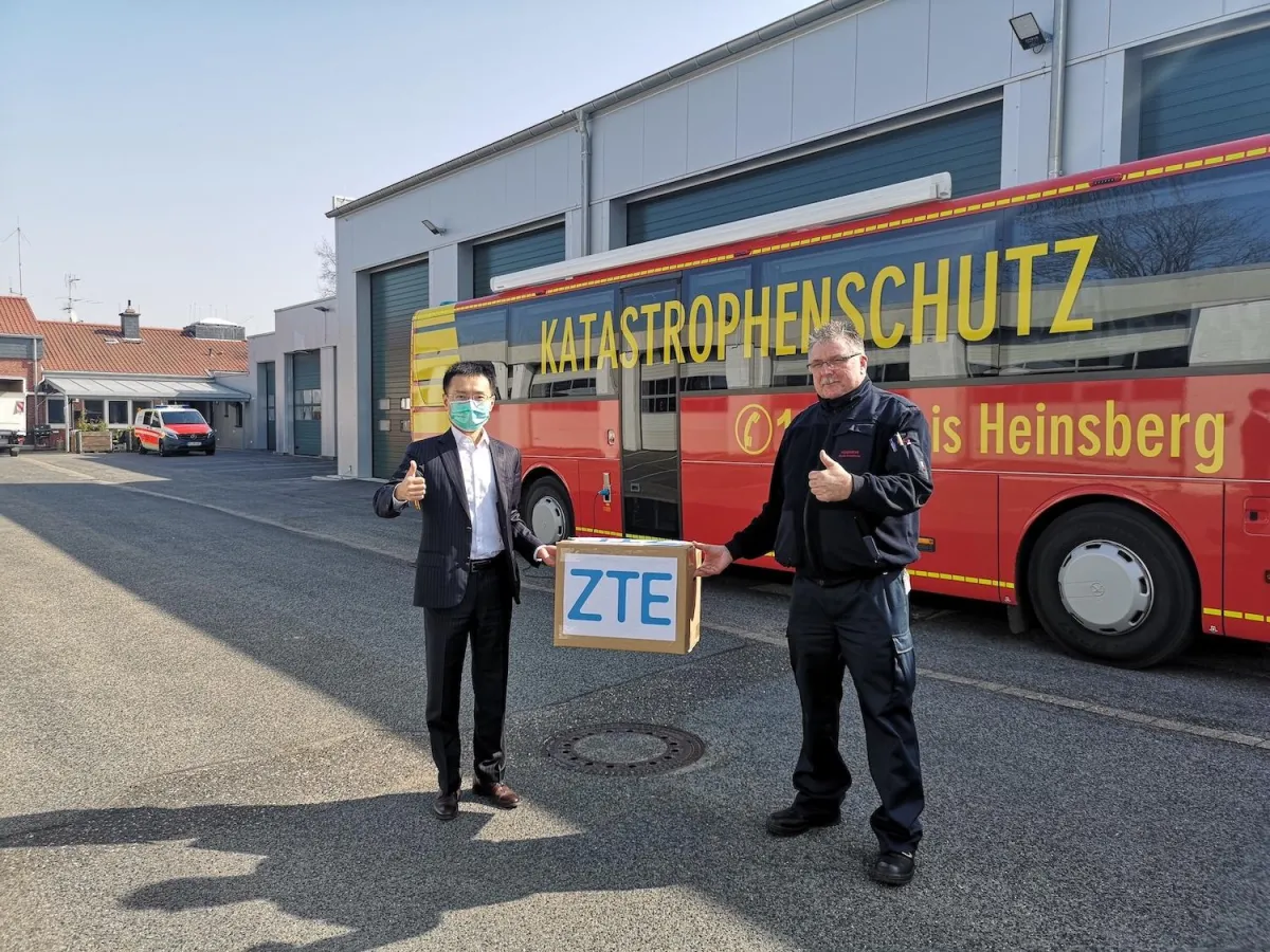 Übergabe der Mundschutzmasken durch Herr Sun Jie, Geschäftsführer der ZTE Deutschland GmbH, an Herrn