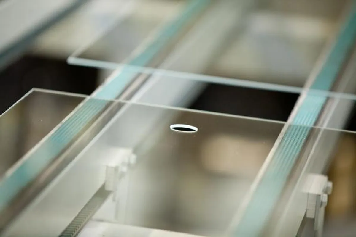 EUROGLAS PV Flat mit Präzisionslochbohrung. Copyright: EUROGLAS