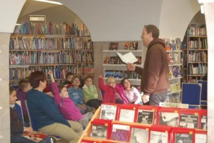 Bild: Lese-Initiative „Wasserkästen für Bücherkisten“ verschenkt 400 Bücher