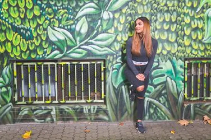 Bild: Comedy-Queen meets persische Folklore: Enissa Amani und das „Parvaz Dance Ensemble“