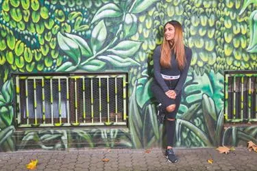 Bild: Comedy-Queen meets persische Folklore: Enissa Amani und das „Parvaz Dance Ensemble“
