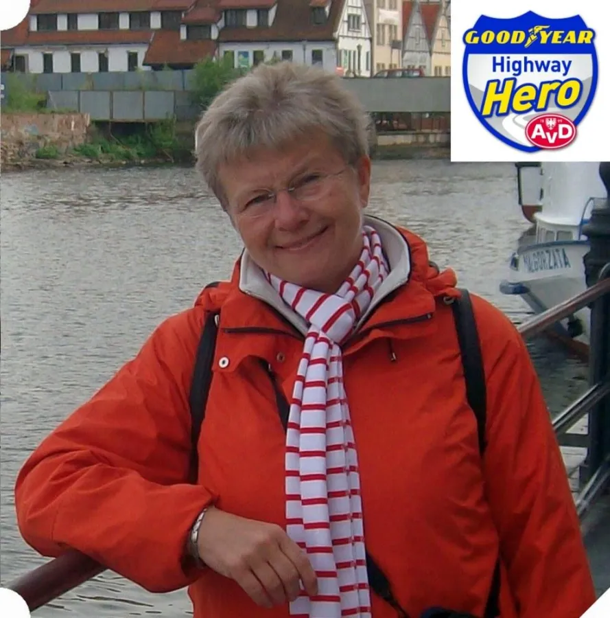 Rosemarie Dohmann-Weituschat rettete einen Autofahrer nach einem Frontalunfall und ist Highway Hero Dezember 2009