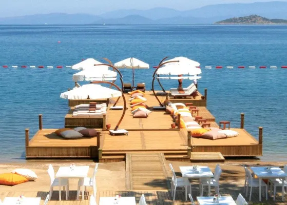 Bild: Schöner baden gehen: Im Strandklub The Marmara Beach genießen Gäste des The Marmara Bodrum den Sommer am Meer