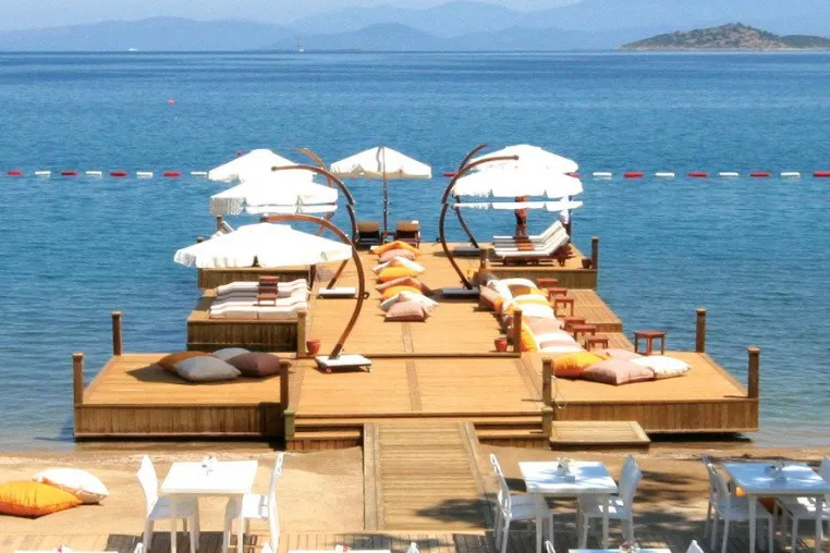 Bild: Schöner baden gehen: Im Strandklub The Marmara Beach genießen Gäste des The Marmara Bodrum den Sommer am Meer