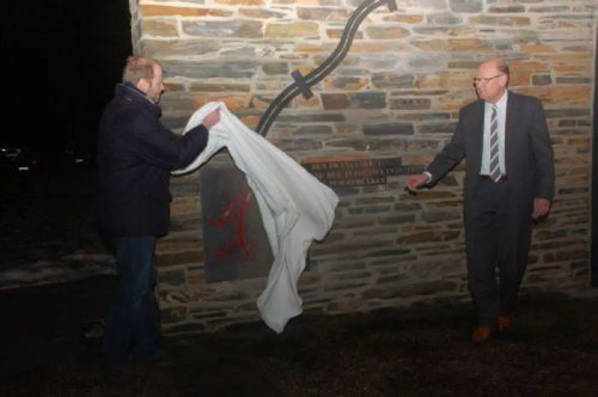 Sebastian Langner (links) und Wolfram Viertelhaus bei der Enthuellung des Mahnmals