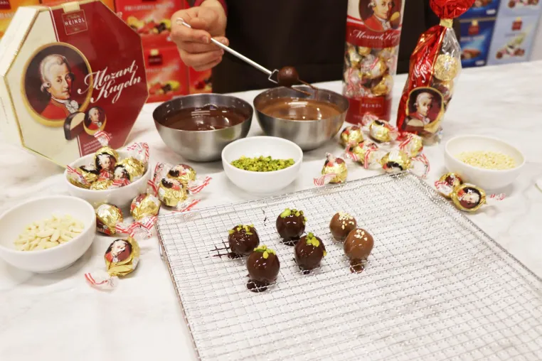 Bild: Mozartkugeln & Sissi-Pralinen selbst gemacht: Neuer Pralinen-Workshop im SchokoMuseum!