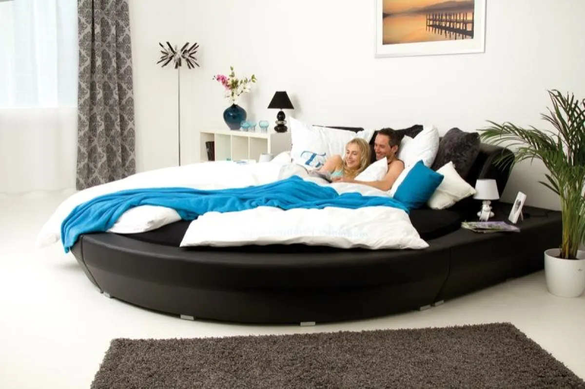 dieses riesige runde Wasserbett steht im roten Zimmer von Big Brother 11