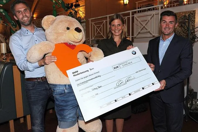 Hole-in-one für herzkranke Kinder - 2.750 Euro für die kinderherzen Bonn Bild: Hole-in-one für herzkranke Kinder - 2.750 Euro für die kinderherzen Bonn