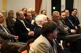 Energiegeladene Podiumsdiskussion zum Thema: Erneuerbare Energien Bild: Energiegeladene Podiumsdiskussion zum Thema: Erneuerbare Energien