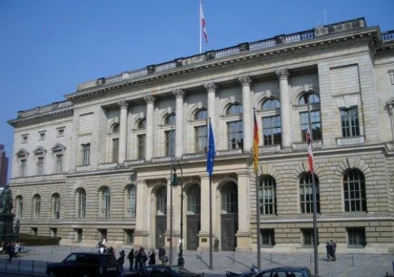 Bild: Abgeordneter Daniel Buchholz lädt zur "Extra-Tour" durch das Berliner Abgeordnetenhaus am 13. Mai 2006