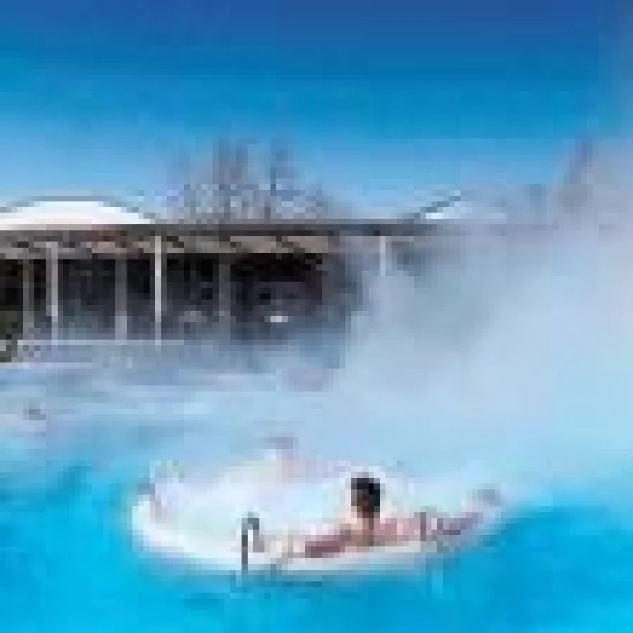 Sprudelbecken im Winter: Das Mineral-Thermalwasser ist je nach Becken zwischen 29 und 36 Grad Celsius warm