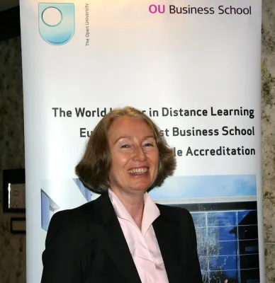 Bild: Die Open University Business School informiert in Frankfurt über das berufsbegleitende MBA-Studium