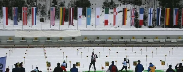Bild: Biathlon WM: AWAG stattet Chiemgau-Arena mit Beflaggung aus